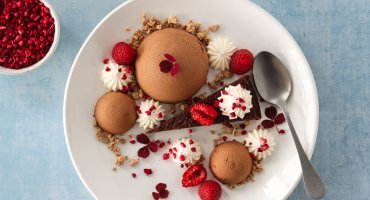 Image: DESSERTTALLERKEN MED SJOKOLADEMOUSSE, BROWNIE OG BRINGEBÆR