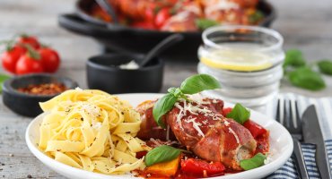 Image: PARMAKYLLING I TOMATSAUS MED BASILIKUM