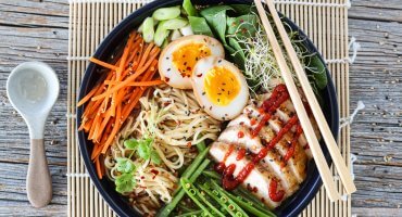 Image: KJAPP RAMEN MED KYLLING OG SOYAMARINERT EGG