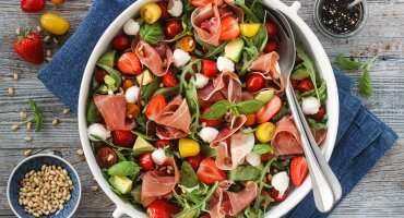 Image: SOMMERSALAT MED PARMASKINKE OG JORDBÆR