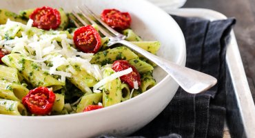 Image: PASTA MED GRØNNKÅLPESTO OG LUNE TOMATER