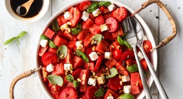 Image: SALAT MED MELON, JORDBÆR, TOMAT OG FETA