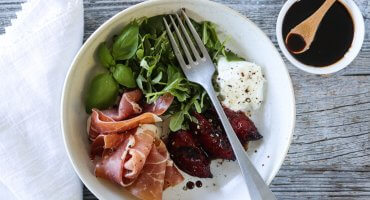 Image: SALAT MED PARMASKINKE OG BALSAMICOGLASERTE PLOMMER