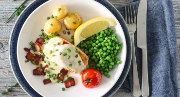 Image: TORSK MED BACON, ERTER OG SITRONSAUS