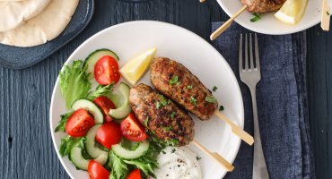 Image: LAMMEKEBAB MED YOGHURTDRESSING OG PITA