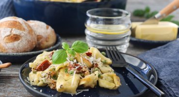 Image: GRATINERT TORTELLINI MED GRØNNE ERTER OG SOLTØRKET TOMAT