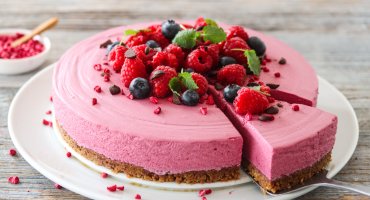 Image: BRINGEBÆR- OG BLÅBÆRMOUSSEKAKE