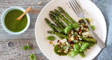 Image: GRILLET ASPARGES MED URTEPESTO OG BACONSMULER