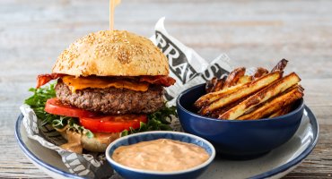 Image: HAMBURGER MED BACON, CHEDDAR OG BURGERDRESSING