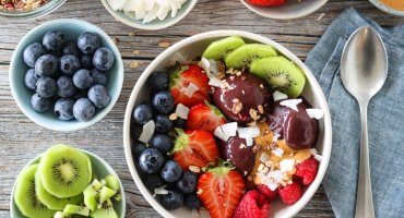 Image: AÇAI-BOWL MED GRANOLA, MANDELSMØR OG FRISKE BÆR