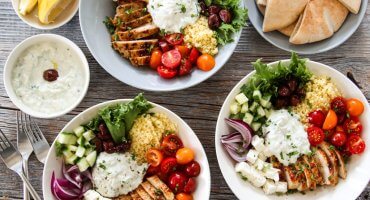 Image: SITRONMARINERT KYLLING MED GRESK SALAT OG TZATZIKI