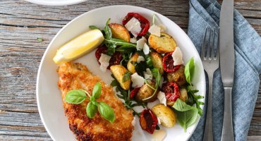 Image: PANERT KYLLING MED LUN POTET- OG TOMATSALAT