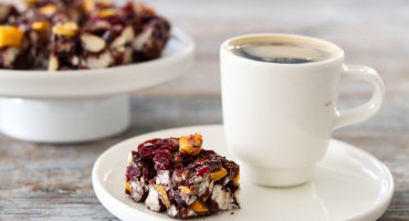 Image: SJOKOLADEBITER MED MANGO, TRANEBÆR OG MANDLER