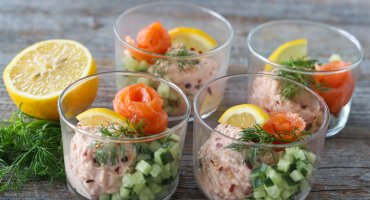 Image: LAKSEMOUSSE MED AGURK OG DILL
