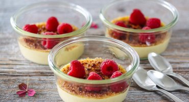 Image: CRÉME BRÛLÉE MED PASJONSFRUKT OG BRINGEBÆR