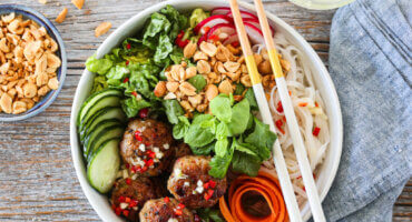 Image: VIETNAMESISK NUDELBOWL MED SVINEKJØTTBOLLER