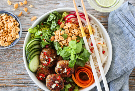 Image: VIETNAMESISK NUDELBOWL MED SVINEKJØTTBOLLER