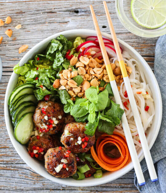 Image: VIETNAMESISK NUDELBOWL MED SVINEKJØTTBOLLER